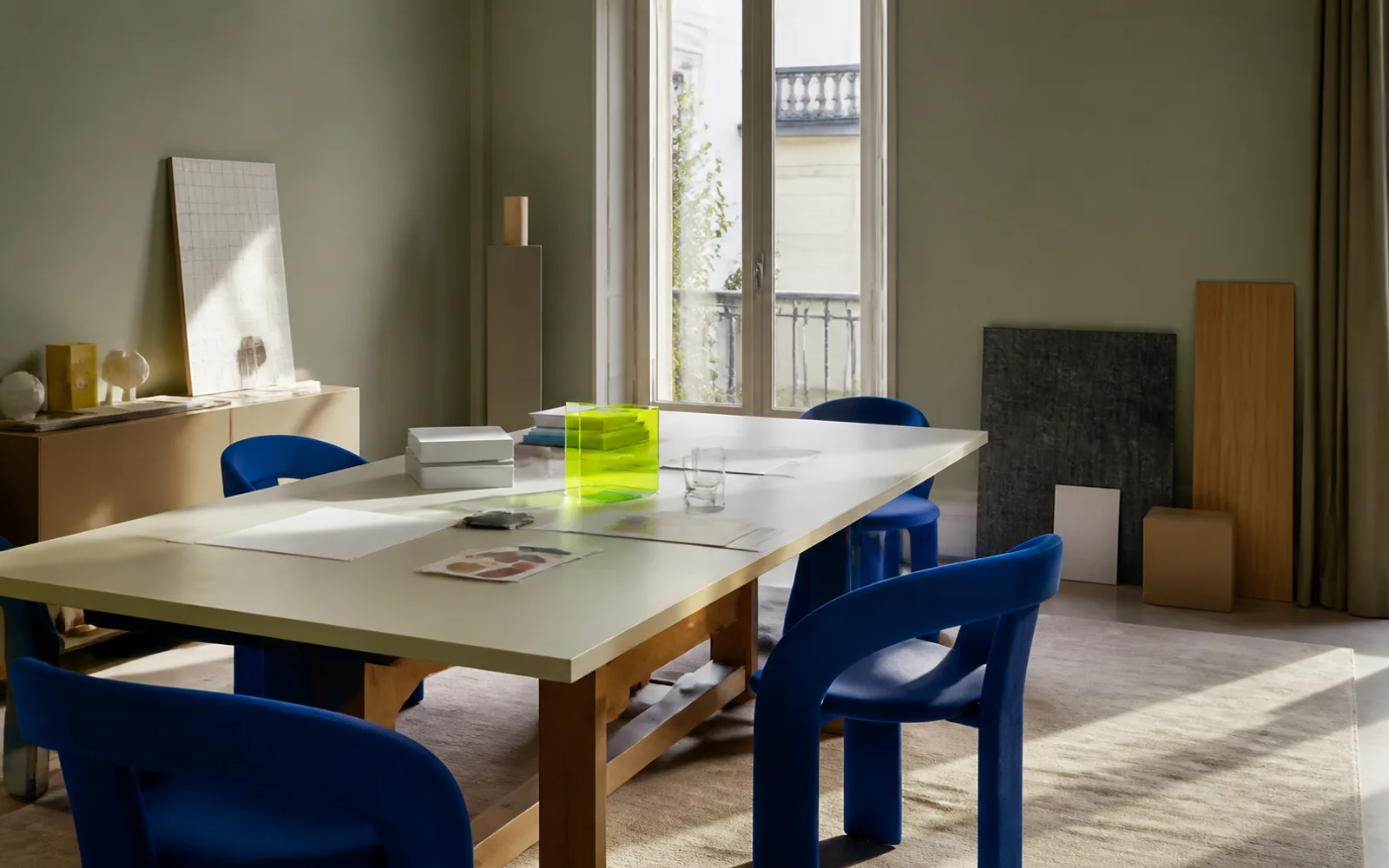 Illustrative Gestaltungsszene mit Arbeitstisch und blauen Stühlen